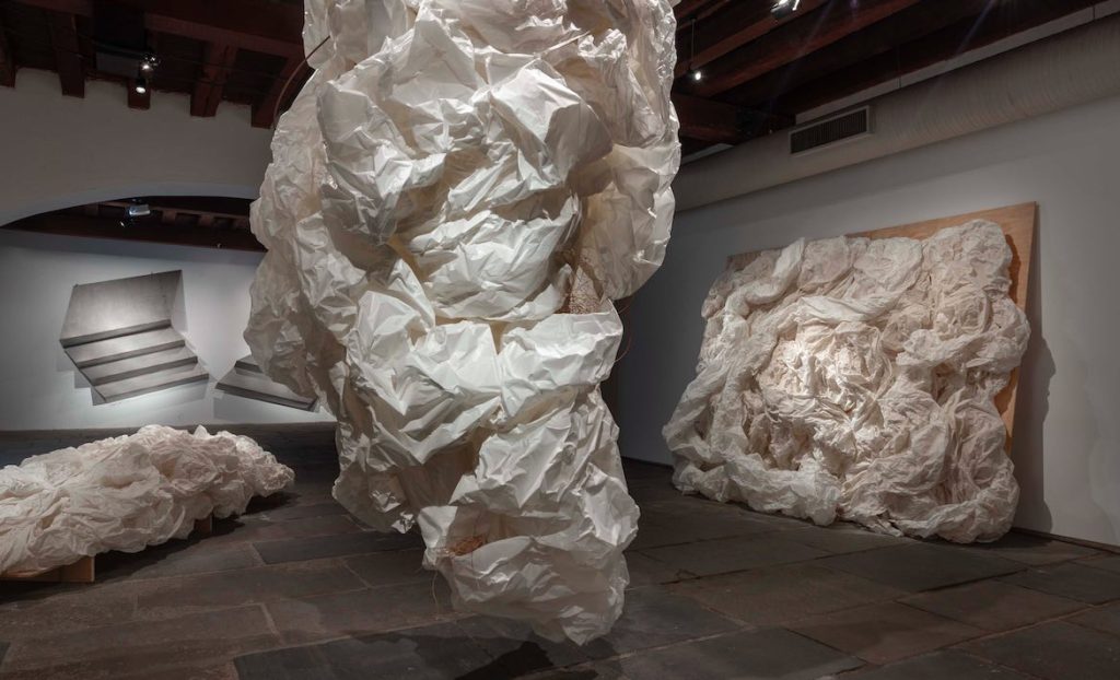 Iole de Freitas inaugura a exposição Fazer o ar, no Paço Imperial