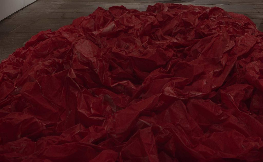 Iole de Freitas lança livro da exposição Fazer o Ar