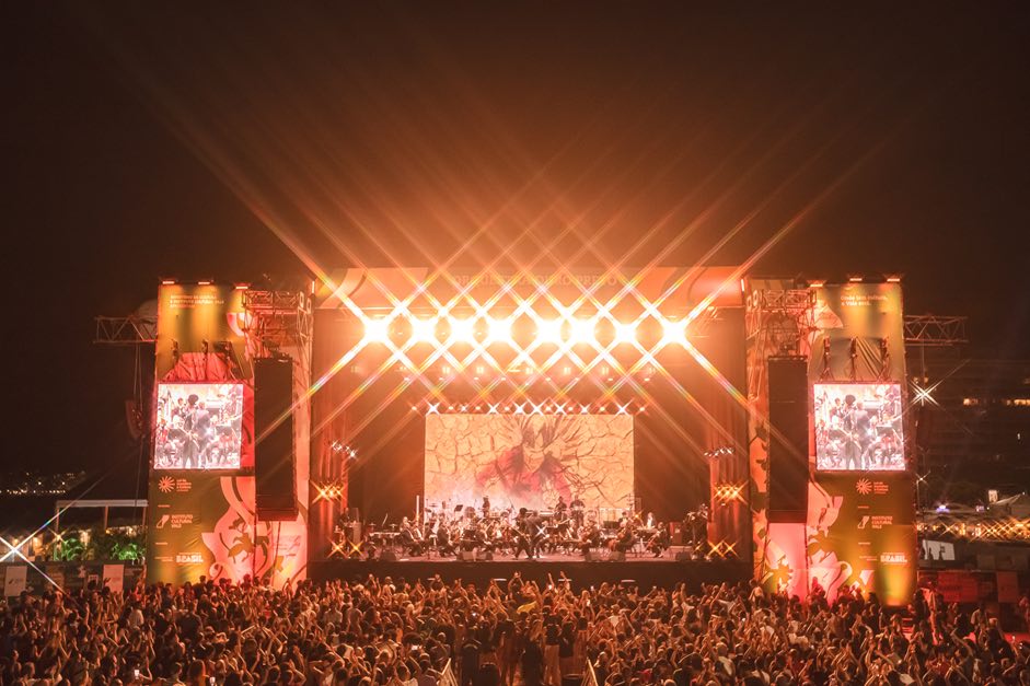 Orquestra Ouro Preto na praia de Copacabana