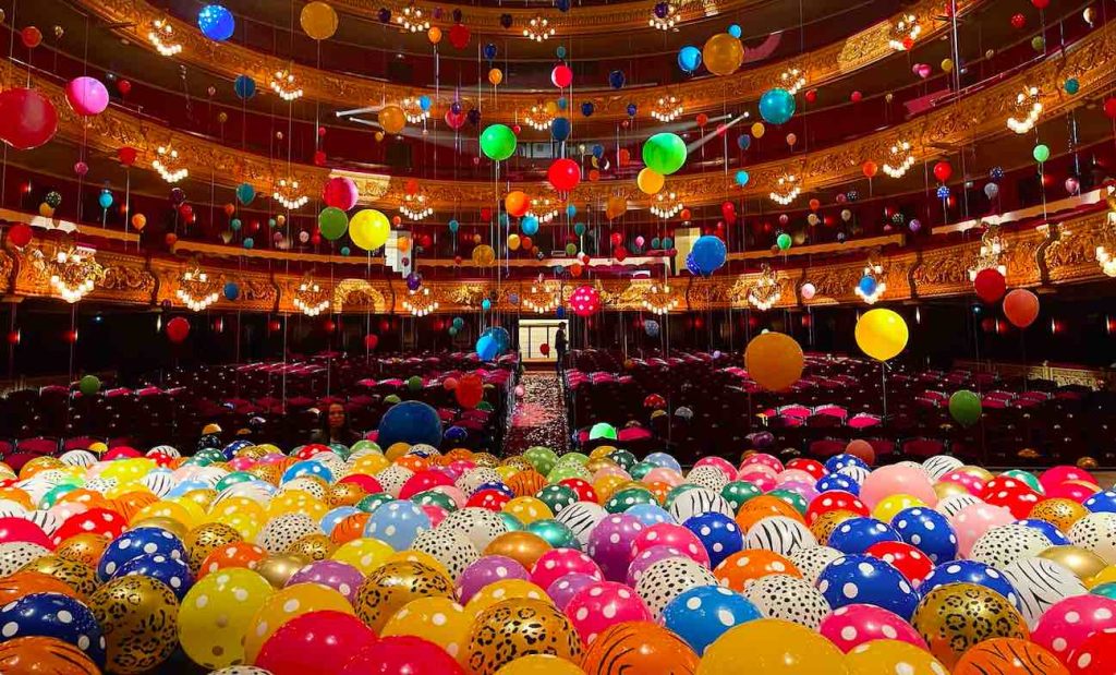 Flávia Junqueira celebra os 116 anos do Theatro Municipal com instalação inédita