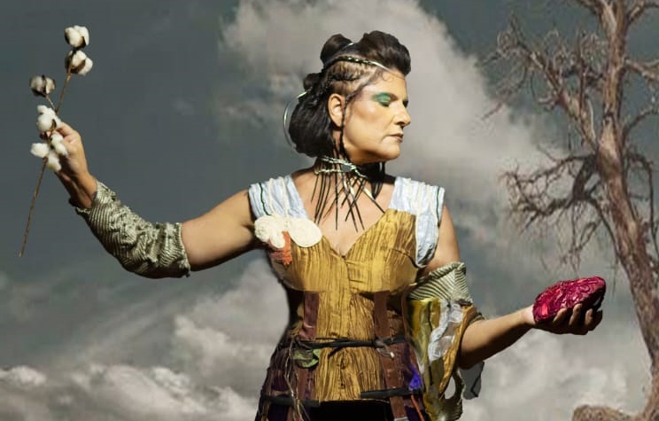 Claudia Amorim lança novo álbum no Teatro Brigitte Blair