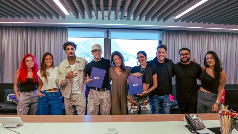 Kew e MC Mari assinam com a Warner Music Brasil